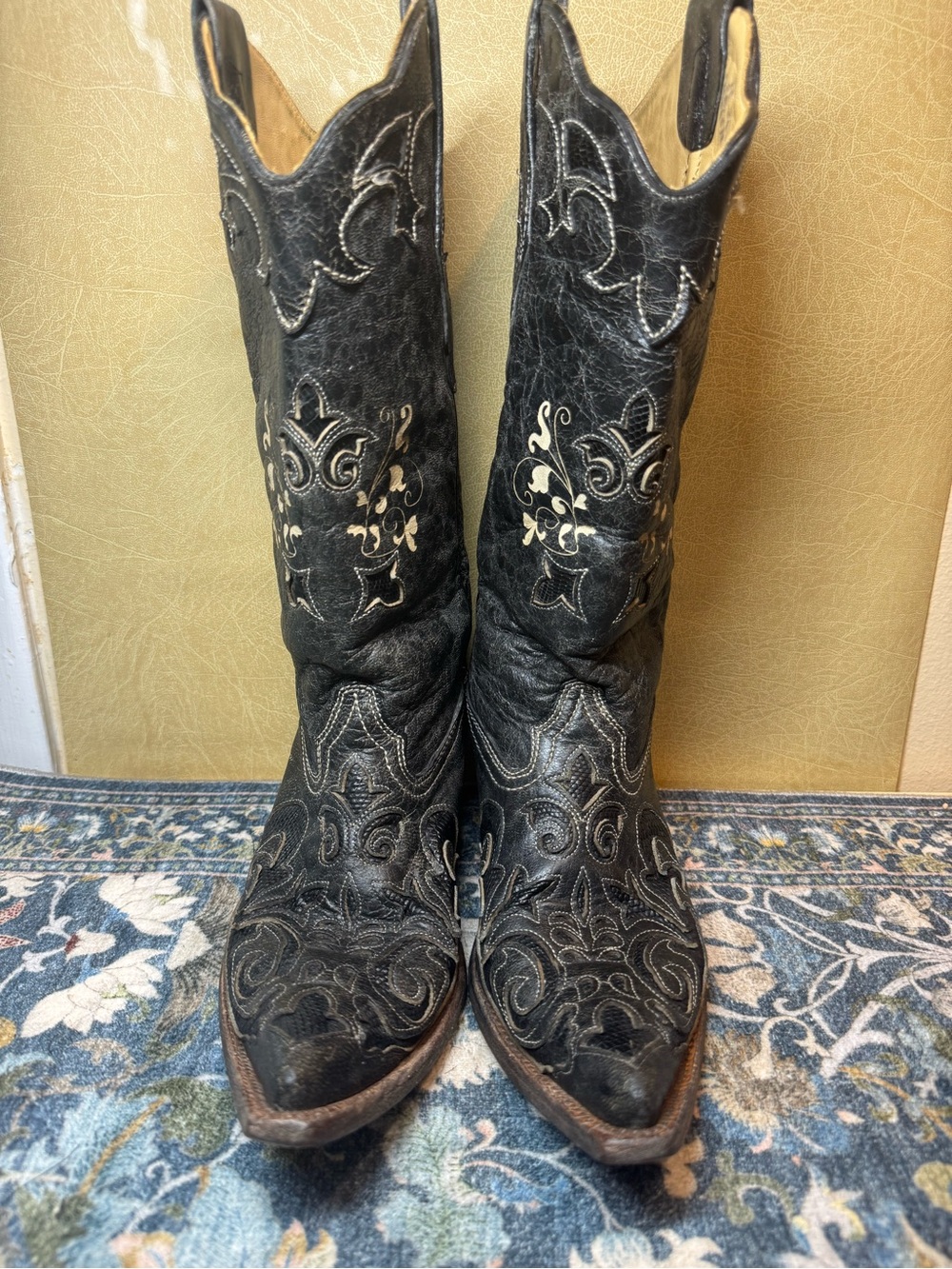 Corral Vintage Black Embroidered Western snip toe Cowboy Boots